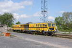 Schweerbau GWM 550 Schienenschleifzug (99 80 9427 023-3 D-SBAU) am 14.05.2023 in Erfurt Gbf. Von freizugnglichen Wegen aus fotografiert.