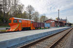 Bahnhof Putbus mit seinem verlängertem Bahnsteig, neuer Bahnsteig Beleuchtung und neuen Sitzbänken, die bei den aktuellen Temperaturen vor Ort nicht zum Verweilen einladen, eher könnte