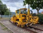 Erfurter Gleisbau Kleinstopfmaschine Unima 1 (9980 9622 002-0 D-EGB) am 05.08.2023 in der Wendeschleife an der Haltestelle Grubenstra�e in Erfurt.