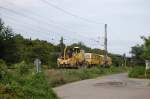 Und nochmal:  Baugermpel  auf dem Weg in die Heimat. Hier sieht man die mitgefhrte Schotterprofiliermaschine am Haken der Stopfmaschine. Aufgenommen am 31.7.2009 bei km 25,4 der Filsbahn.