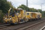 Eine Schotterprofiliermaschine mit einer Gleisstopfmaschine(08-275 UNIMAT 3S von PLASSER & THEURER)am Haken,fuhr aus Richtung Minden kommend am 14.09.2009 durch den Wunstorfer Bahnhof in Richtung