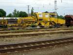 Schotterpflug USP 2000 SWS der Herstellerfirma Plasser&Theurer, abgestellt am 07.08.2010 im Bhf Oranienburg.