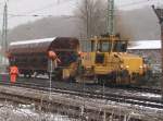 Schotterpflug SSP100 mit einem Schotterwagen beim Einschottern(soviel Schotter)am 26.November 2010 in Bergen/Rgen.