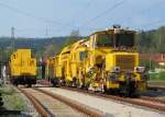 Ein Schneepflug der Bauart Meiningen, eine Stopfmaschine und ein Schotterpflug der Europool GmbH stehen am 2. Mai 2012 auf den Gleisen 5 und 6 in Kronach abgestellt.