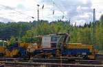 Plasser & Theurer Schnellschotterplaniermaschine SSP 110 SW  (Schweres Nebenfahrzeug Nr. 97 16 46 509 18-4) der DGU - Deutsche Gleisbau Union (Koblenz), abgestellt am 22.09.2012 in Betzdorf/Sieg. Techn. Daten:  Gesamtlnge ber Puffer 17.500 mm  >  Anzahl der Achsen 2  >  Gewicht 44.000 kg  >  Max. Eigenfahrgeschwindigkeit 100 km/h   >  Leistung 400 kW  (Deutz BF8M 1015C Motor)  >  Spurma 1.435mm  >  zugelassen fr Streckenklasse D4 oder hher. 