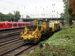 MONTI Gleisbau Plasser und Theurer Schotterpflug am 04.10.16 in Hanau Hbf von einen Gehweg aus fotografiert