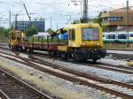 Zwei Bahndienstfahrzeuge verteilen am 15.05.2014 auf dem Regensburger Hauptbahnhof neue Schienen.