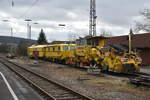 Schotterplaniergerät mit Gleisstopfmaschine auf Gleis 14 abgestellt in Neckarelz.
