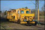 Am Nachmittag des 03.03.2026 sonnte sich die Gleisstopfmaschine UNIMAT - Sprinter ESM 865 (DB Netzinstandhaltung D-DB MP 99 80 9122 005-8) im Bahnhof Geroldshausen.