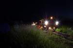 Hier ist nochmal die Stopfmaschine zu sehen. Im Hintergrund sieht man noch die Lichter des  Pfluges  der die Lcher, die durch das Stopfen entstehen, wieder zumacht. Hier bei Gebenbach. (Strecke Amberg-Schanittenbach)