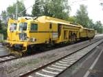 Eine Stopfmaschiene Plasser&Theurer Ultimat 09-32/4S Dynamic der Firma Hartungs-Bau bei ihrer arbeit im Bahnhof Kirchheim/Teck-tlingen fr die neue S-Bahnverlngerung S1 nach Kirchheim/Teck am 05.09.2008.