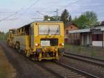 Eine Gleisstopfmaschine am 13.05.2008 bei der Durchfahrt in Redwitz (Rodach)