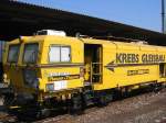 Diese Gleisstopfmaschine der Firma Krebs Gleisbau vom Typ Plasser & Theurer 08-475 Unimat 4S war am 02.04.2005 in Karlsruhe Hbf abgestellt.