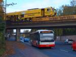 Hier arbeitet eine Stopfmaschine auf der Brcke ber der Vaalserstrasse in Aachen. Dieser Streckenteil gehrt zur Montzenroute nach Belgien. Der Bus unter der Brcke ist brigens von Veolia Transport, die in Deutschland auch Gterverkehr auf der Schiene fahren.