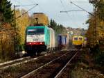 Mit gedrosseltem Tempo zieht 186 213 einen Güterzug an der Stopfmaschine auf der Montzenroute in Aachen Richtung Belgien zum Gemmenicher Tunnel hoch.