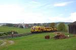 Stopfmaschine 97 43 55 506 17-7 und Schotterpflug 97 16 46 508 18-6 am 09.05.2010 bei Burgstall mit Blick auf Gebenbach (Strecke Amberg-Schnaittenbach)