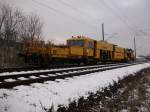 Gleisstopfmaschine und am Ende noch ein Schotterpflug am 26.November 2010 auf dem Hauptgleis in Richtung Lietzow bei Bergen/Rgen.