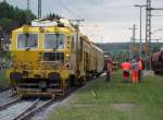 Volles Haus am 17. Mai 2011 bei Gleisbauarbeiten in Kronach! Whrend auf Gleis 5 eine Stopfmaschine gerade ihre Arbeit verrichtet, wartet im Hintergrund schon der Schotterpfug auf seinen Einsatz. Zur gleichen Zeit stehen auf den Gleisen 4 und 6 zwei Schotterzge abgestellt. Nach Beendigung der Bauarbeiten auf den Gleisen 5 und 6 sollen diese fr den Gterverkehr genutzt werden.