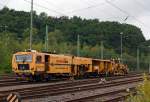 Plasser & Theurer Universalstopfmaschine 08-475 Unimat 4 S (Schweres Nebenfahrzeug 97 43 42 509 17-7) und angekuppelter Deutsche Plasser Schotterplaniermaschinen SSP 110 SW (Schweres Nebenfahrzeug 97