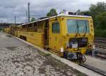 Ein kleiner Bauzug bestehend aus einer Universalstopfmaschine, einer Schotterplaniermaschine und einer Zweischwellenstopfmaschine steht am 27. August 2011 auf Gleis 6 an der Laderampe in Kronach abgestellt.