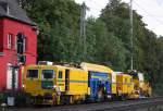 Eine Stopfmaschiene und ein SSP der Firma H.Kaiser Gleisbau am 19.9.11 bei der Durchfahrt durch Ratingen-Lintorf.