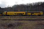 Weichenstopfmaschine Plasser & Theurer 08 - 475 Unimat 4S der DGU (Deutsche Gleisbau Union), abgestellt am 10.12.2011 in Betzdorf/Sieg.