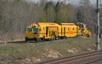 Eine Gleisstopfmaschine stand am 19.04.12 zusammen mit einer Profiliermaschine in Burgkemnitz abgestellt.
