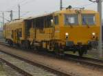 Stopfmaschine 08-475 UNIMAT 4S der BahnbauGruppe rangiert in Werdau am 05.05.2012