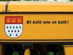 Et ktt wie et ktt! (Es kommt wie es kommt) Nicht aufregen, man kann sowieso nichts ndern. Diese Klsche Lebensweisheit und das Klner Stadtwappen sind am 11.05.2012 in Aachen West auf einer Unimat 4S der Firma Klngleis zu sehen.