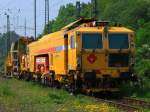 Eine Dreischwellenstopfmaschine 09-3X und eine Schotterplaniermaschine SSP 100 SW der4 niederlndischen Firma Strukton Rail bv am 22.05.2012 in Aachen West.