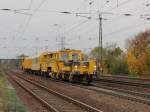 Am 20. Oktober 2013 durchfhrt die Gleisstopfmaschine (hergestellt durch Plasser & Theurer) 09-32 CSM sowie  Schotterplaniermaschine SSP 110 SW mit weiteren Wagen der DB Bahnbau Gruppe den Bahnhof Saarmund. 
Gre an den Tf zurck.