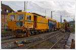 Im Einsatz am 20.10.2013 auf der KBS 440 (Ruhr-Sieg-Strecke) in Siegen-Geisweid beim B 101 in km 100,713.
Die Plasser und Theurer Universalstopfmaschine (Nivellier-, Hebe-, Richt- und Stopfmaschinen) Unimat 09-475/4S (Schweres Nebenfahrzeug Nr. 99 80 9424 001-2) der DGU - Deutsche Gleisbau Union (Koblenz).  

Sie ist eine kombinierte Gleis- u. Weichenstopfmaschine und wurde 2011 unter der Fabriknummer 1358 gebaut.

Technische Daten:
Eigengewichtbetrgt: 122,6 t
Anzahl der Achsen: 8
Hchstgeschwindigkeit bei Eigenfahrt: 100 km/h
Lnge ber Puffer: 31.540mm
Kleinster befahrbarer Radius: 150 m
Anhngelast: 50 t
Zur Mitfahrt zul. Personen: 5
zugelassene Streckenklasse : D 4
