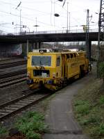 Eine Stopfmaschiene steht am 07.12.13 in Hanau Hbf.