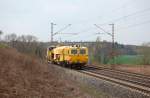 Stopfmaschiene und Schotterprofiliermaschine eines unbekannten EVU´s am 19.04.2013 bei Salzderhelden