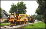 Auf der Georgs Marien Hütten Eisenbahn Strecke wurden Anfang August in Höhe des ehemaligen Haltepunktes Wulffskotten neue Gleise mit Ypsilon Eisenschwellen verlegt.
Es handelte sich aber nur um einen kurzen ca. 200 m langen Abschnitt, so dass eine kleine Baufahrzeug Einheit dafür ausreichte. Hier wurde die Szene mit Bagger und Gleis Stopfmaschine der Fa. Stefen im Bild fest gehalten, als diese am 8.8.2015 quasi die Endarbeiten ausführten.