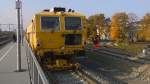 Ein Stopf-und Richtmaschine kann hier aus unmittelbarer Nähe beim Ausrichten der Gleise am Interimsbahnsteig  Dresden Pischen beobachtet werden.