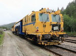 Bahnhof Harran in Norwegen, hier stand am 28.06.2016 die Universalstopfmaschine 09-16 Unimat 4S der Firma Leonhard Weiss mit der Nr.