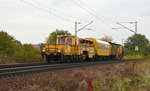 Diese Stopfmaschine der Bahnbaugruppe rollte am 29.10.16 mit zwei Begleitwagen und einem Schotterpflug durch Zeithain Richtung Falkenberg(E).