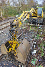 Dieser Atlas 1604ZW-02 Zweiwegebagger der Carl Dume Eisenbahn-, Straßen- und Tiefbau GmbH & Co. KG war Mitte November 2025 in Hattingen abgestellt.