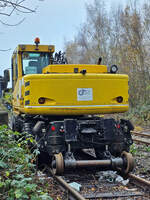 Die Heckansicht eines Atlas 1604ZW-02 Zweiwegebaggers der Carl Dume Eisenbahn-, Straßen- und Tiefbau GmbH & Co. KG. (Hattingen, November 2025)