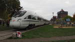 Im leicht verregneten Neustrelitz besuchte das Advanced Trainlab (ICE TD 605 017) die Stadt via Hafenbahn Neustrelitz.