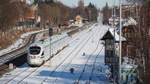 Zu Testzwecken der Sensorik/neuen Technologien war auf der „Goerzbahn“ in Berlin Steglitz-Zehlendorf das DB „Advanced TrainLab“ (BR 605) insgesamt wohl 3x unterwegs, je hin und zurück. Die „AG Märkische Kleinbahn e.V.“ freute sich entsprechend über den Besuch in ihrem Heimatbahnhof Schönow. Der Zug kam über B-Wannsee nach Lichterfelde-West und machte dort Kopf, um auf die Goerzbahn abzubiegen.

Die erste Tour wurde am 10.2.2021 spätnachmittags unternommen, die zweite und dritte am 12.2.2021 vormittags/mittags. Die Lokalpresse (Print/TV) berichtete entsprechend. Zum Glück hatte es vorher geschneit und die daraus entstandenen Bilder sind wohl so schnell nicht reproduzierbar.

Wegen des guten Wetters am 12.2. war ein reger Auflauf der Fotographen, aber auch die Bevölkerung vor Ort zückte das Handy beim Spaziergang, um diesen ungewöhnlichen Besuch auf dieser ungewöhnlichen Bahnstrecke festzuhalten.

Aus einem RBB-Bericht: „Eine Besonderheit der Strecke sei die große Zahl an Bahnübergängen: Es gibt rund 40 Stellen, an denen Autoverkehr die Schienen queren kann.“

Hier verlässt der Zug Berlin Lichterfelde-West Richtung B-Wannsee, im Hintergrund enie S1 mit dem gleichen Ziel.

Berlin, der 12.2.2021
