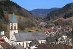 Mess NbZ 94348 (Offenburg - Bad Griesbach) mit Schublok 218 471-1 bei Bad Peterstal 5.3.22