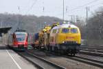 218 287-1 der Bahnbaugruppe rollt mit einem Bauzug durch Kln-West.