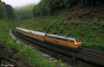 DB Netz Instandhaltung 218 477-8 vor Me�zug Richtung Arnstadt, KBS 570 W�rzburg / Meiningen - Erfurt, fotografiert auf der Strecke zwischen Brandleitetunnel und Bahnhof Gehlberg am 31.05.2013 --> Durch den starken Regen ist das sonst kleine Rinnsal  Langer Bach  am Bahndamm zum rei�enden Flu� angeschwollen!