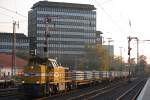 H.F.Wiebe Lok 12 (277 018) am 15.11.13 mit einem Schwellenzug in Düsseldorf-Rath.