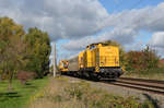 293 007 der bahnbaugruppe rollte am 11.10.20 mit einem Kran samt Begleitwagen durch Greppin Richtung Bitterfeld.