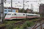 Köln Hbf am 09.10.2025 um 16:14 Uhr: ICE 410 101-0 / 410 102-8 der DB Systemtechnik mit zwei Mittelwagen läuft für einen kurzen Zwischenstop im Kölner Hbf ein, um dann in