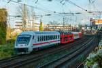DB Systemtechnik Messzug IC-Steuerwagen schiebt DB 101 075-0 in Wuppertal, November 2024.