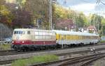 19.10.2007, Kronach, am Stellwerk Süd fährt 103 222 mit Messwagen der DB Systemtecnik vorüber.